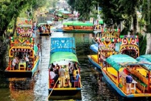 actividades para año nuevo - personas disfrutando de un paso en las trajineras de Xochimilco