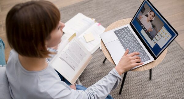 empresas de formación online - mujer recibiendo formación desde una plataforma online de formación