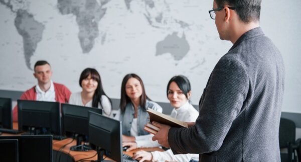 empresas de capacitación profesional - trabajadores recibiendo un curso de capacitación profesional