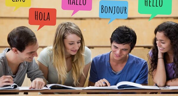 empresas de cursos de idiomas - alumnos estudiando idiomas en una academia