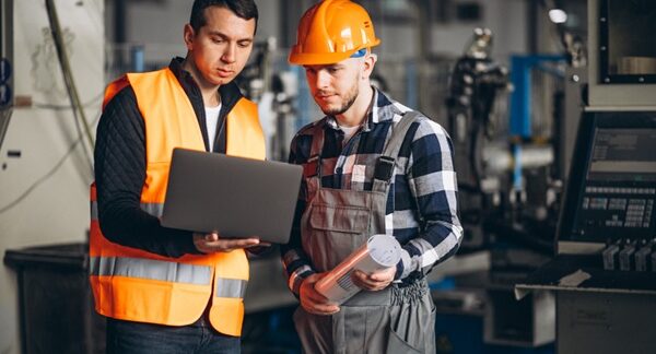 empresas de formación técnica - trabajador recibiendo formación técnica en su puesto de trabajo