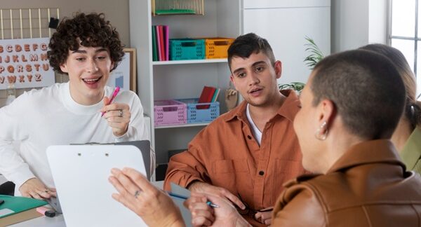 empresas de orientación vocacional - estudiantes durante una charla de orientación vocacional