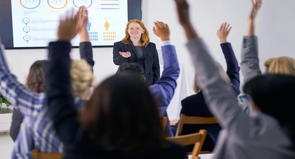 mejores negocios de capacitación digital - una serie de personas con las manos levantadas después de una capacitación