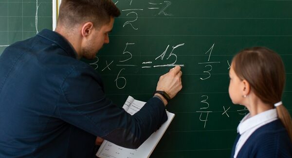 mejores negocios de clases de matemáticas - un profesor explica a estudiante como resolver un problema matemático