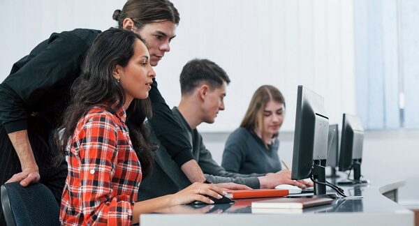 mejores negocios de cursos de tecnología - un profesor enseña a estudiantes en el uso de tecnología