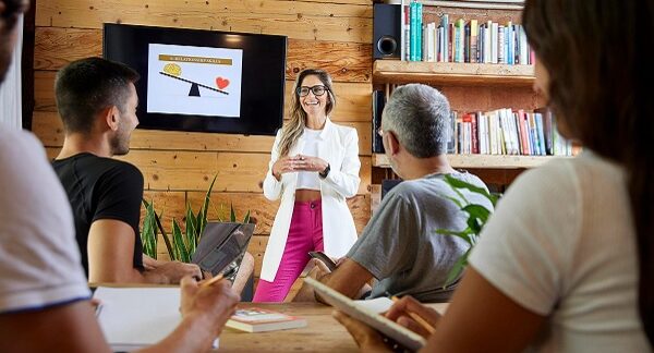 mejores negocios de cursos para emprendedores - mujer hace una presentación para emprendedores