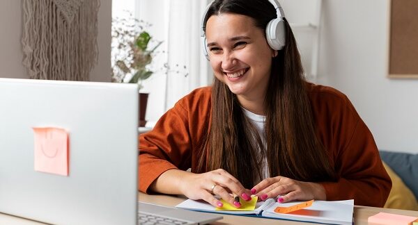 mejores negocios de enseñanza online - mujer en clases en una aula virtual