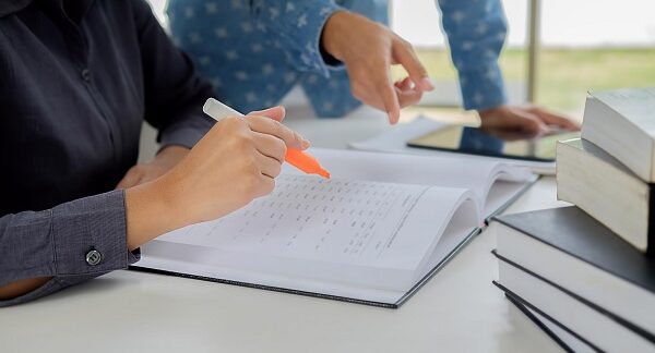 mejores negocios de preparación para exámenes - un tutor ayuda a estudiante a prepararse para exámenes