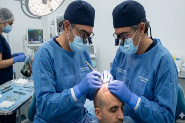 Injerto de cabello - Cirujanos capilares realizando un procedimiento de injerto de cabello CDMX con la técnica DHI