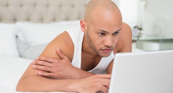 Blogs injerto capilar - Hombre con alopecia consultado artículos de internet para conocer el injerto de cabello costo en México