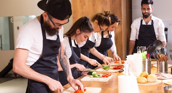 Escuelas de cocina - Estudiantes en un taller de cocina preparando recetas tradicionales de los mejores cursos de cocina en México