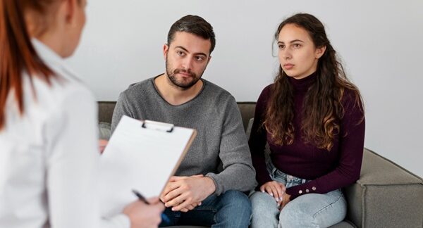 Sexólogos - Terapeuta sexual en consulta con una pareja para abordar problemas de sexología en México